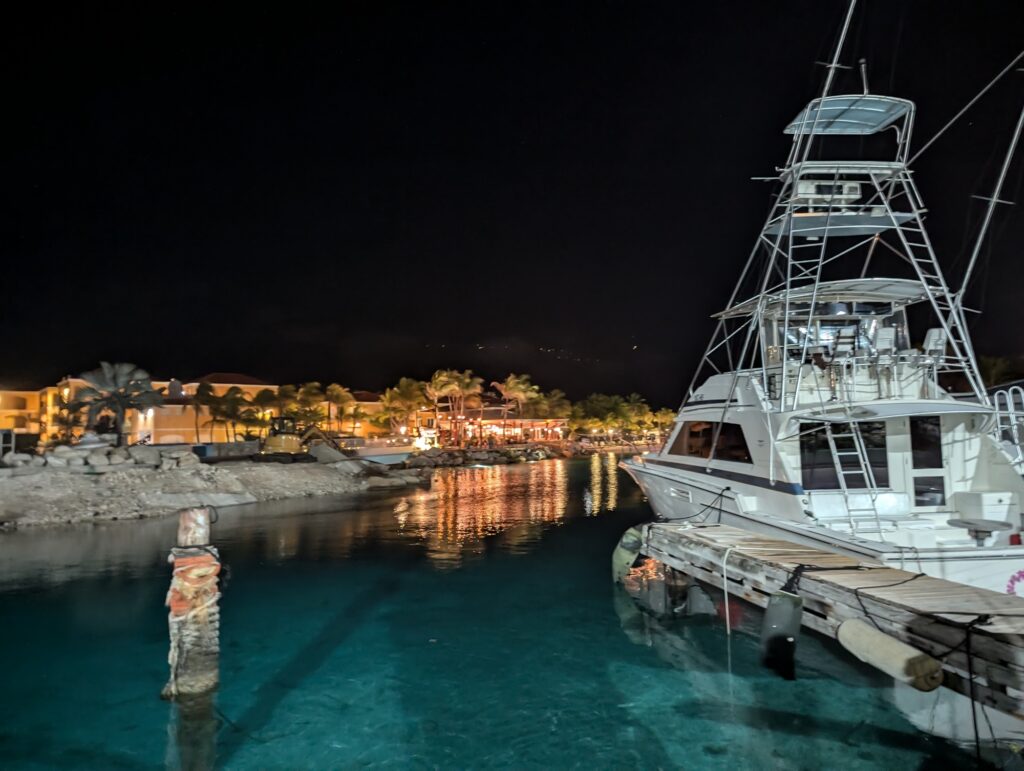 Vista nocturna Mambo Beach