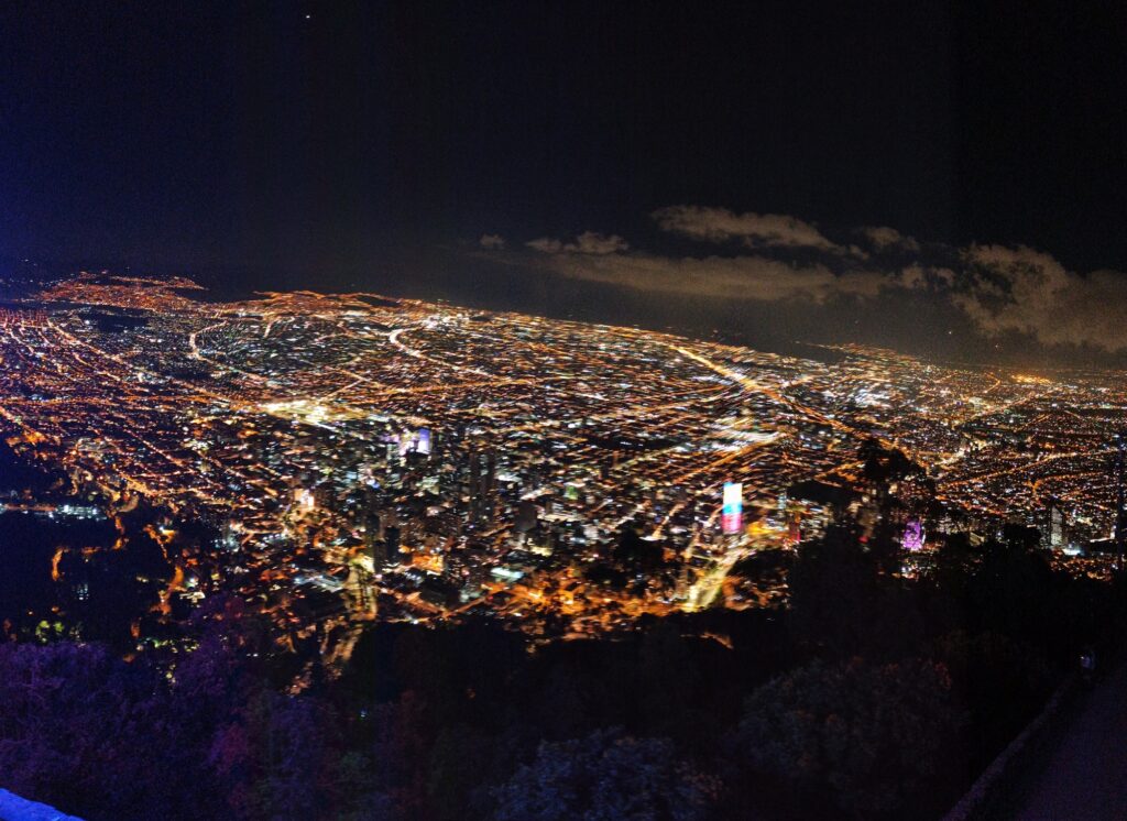 Vista nocturna de Bogota desde Monserrate